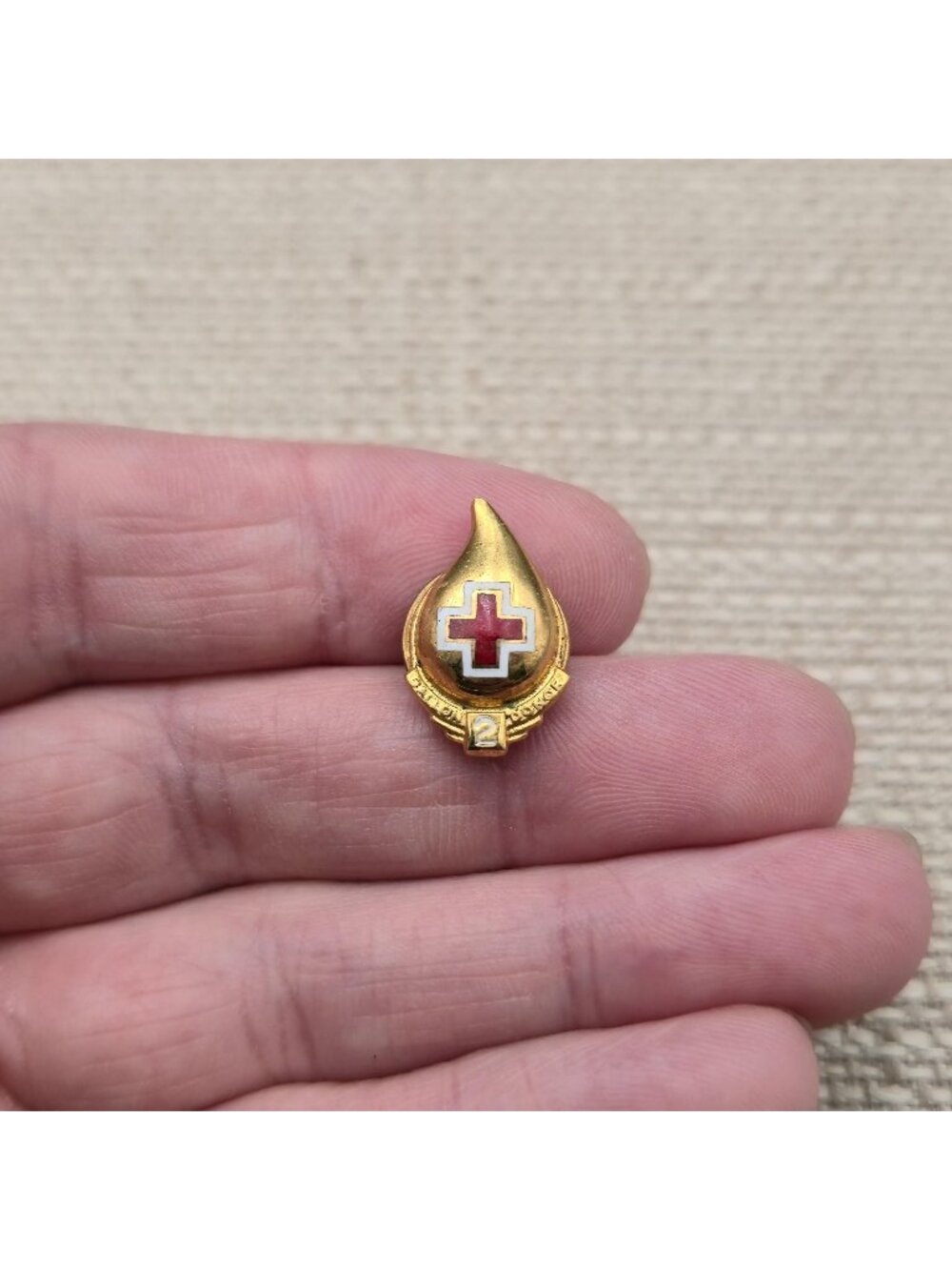 Vintage American Red Cross 2 Gallon Blood Donor Gold Tone Lapel Pin A8674